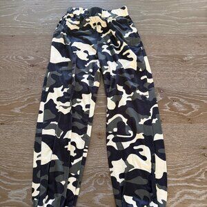 NWOT!  Girls SHEIN camoflauge elastic waist pants joggers size 9-10 Years